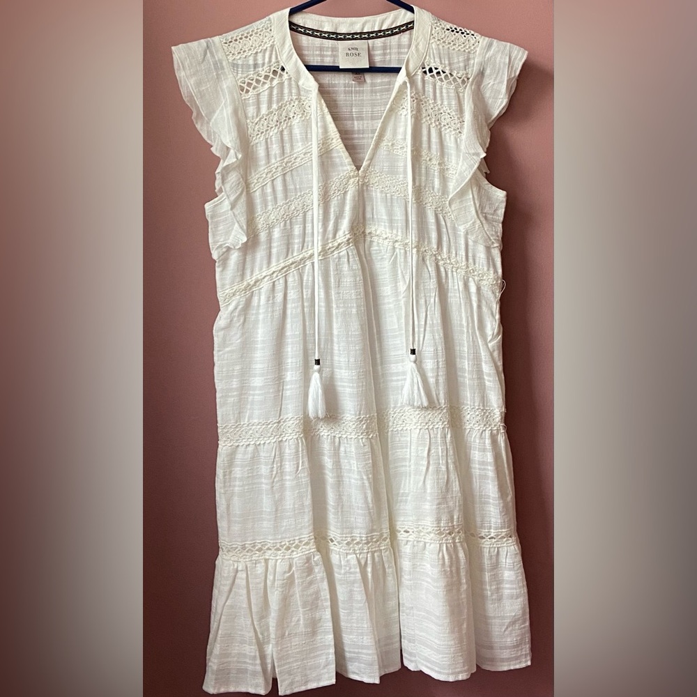 White Knox Rose dress with flutter sleeve. Size XS